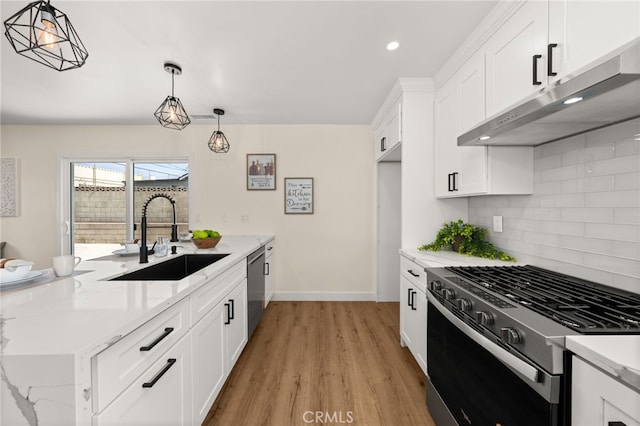 6880 Topaz St, Rancho Cucamonga, CA 91701 - kitchen with stainless steel appliances, under cabinet range hood, light wood-style floors, tasteful backsplash, and a peninsula