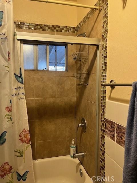 1418 W 70th St, Los Angeles, CA 90047 - full bath featuring shower / bath combination with curtain
