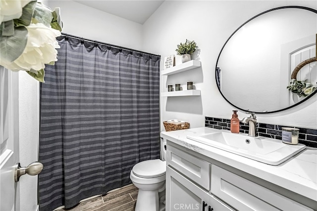 22375 Fairmead Cir, Chowchilla, CA 93610 - bathroom featuring vanity, backsplash, wood finished floors, and a shower with shower curtain