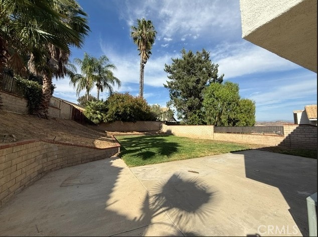 27745 Desert Pl, Castaic, CA 91384 - fenced backyard with a patio area