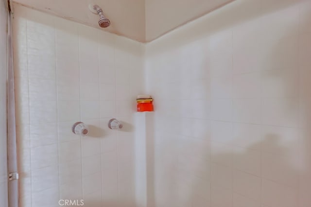 2846 Nandina Dr, Palmdale, CA 93550 - bathroom with a tile shower