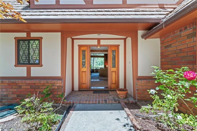 524 Golf Course Rd, Lake Arrowhead, CA 92352 - property entrance with stucco siding