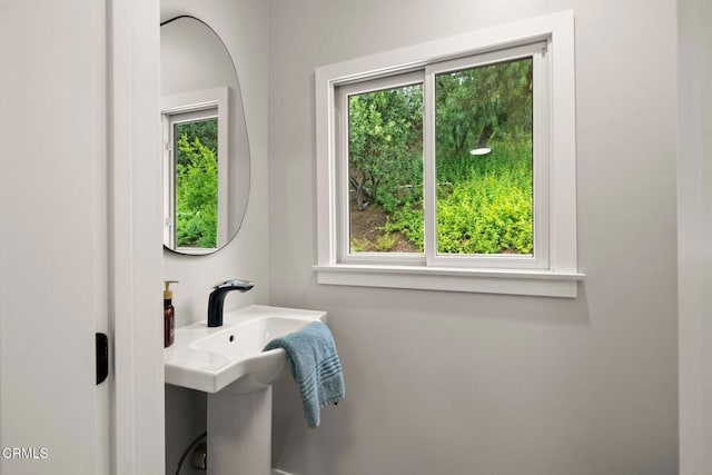 845 Rollin St, South Pasadena, CA 91030 - bathroom with plenty of natural light
