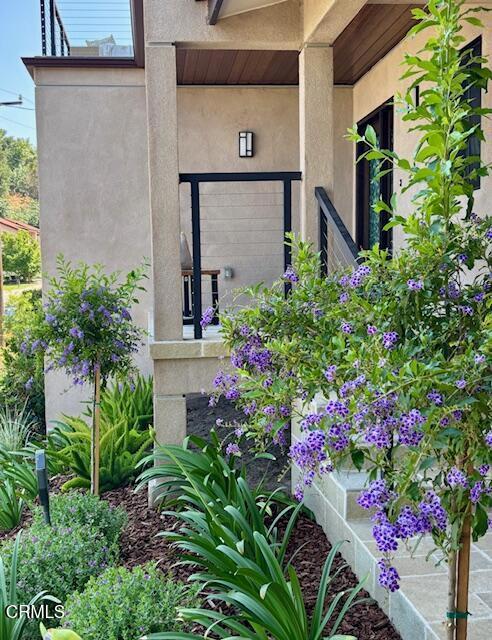 845 Rollin St, South Pasadena, CA 91030 - property entrance featuring stucco siding