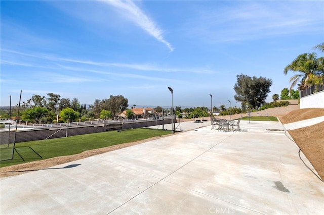 1042 Coronet Dr, Riverside, CA 92506 - surrounding community featuring a patio