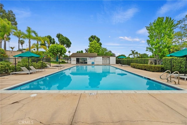129 Five Crowns Way, Encinitas, CA 92024 - community pool with a patio