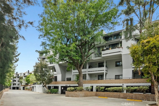13331 Moorpark St Unit 316, Sherman Oaks, CA 91423 - view of apartment building / complex with uncovered parking