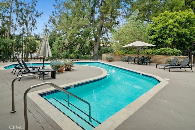 13331 Moorpark St Unit 316, Sherman Oaks, CA 91423 - community pool featuring a patio, view of wooded area, and outdoor dining area
