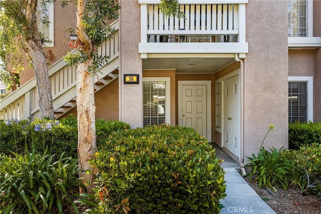 38 Woodleaf, Irvine, CA 92614 - entrance to property with a balcony and stucco siding
