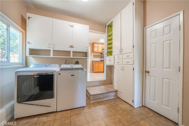 1577 Hawthorne Ave, Chico, CA 95926 - laundry room featuring washer and dryer, cabinet space, and a textured ceiling