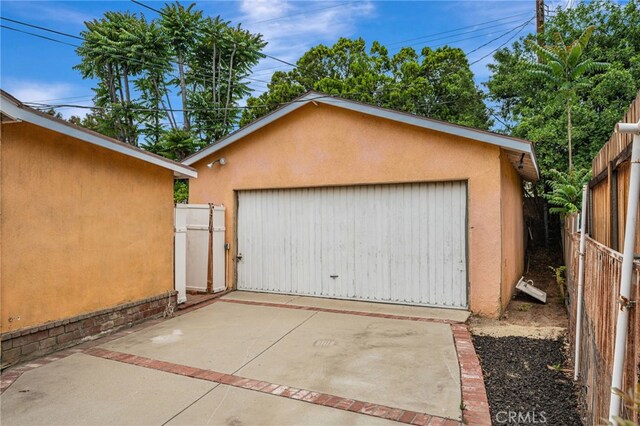 20129 Halsted St, Chatsworth, CA 91311 - view of detached garage