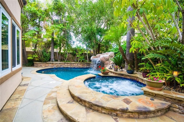 26821 Moore Oaks Rd, Laguna Hills, CA 92653 - view of swimming pool featuring an in-ground hot tub and a fenced backyard