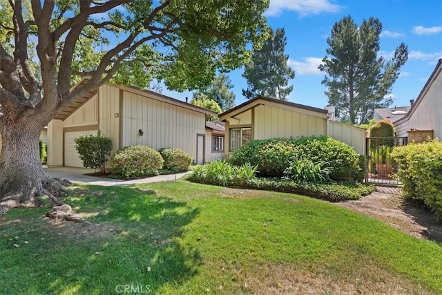 548 Via Ln, Paloma, Riverside, CA 92507 - view of front facade featuring a front yard and an attached garage