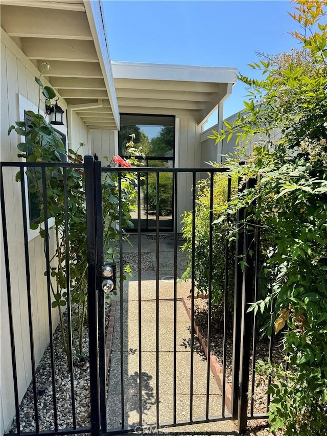 1 Paddle Ct, Sacramento, CA 95833 - view of gate