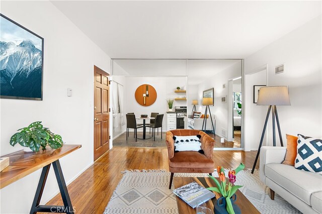 2135 E Florida St Unit 2, Long Beach, CA 90814 - living room featuring light wood-style flooring