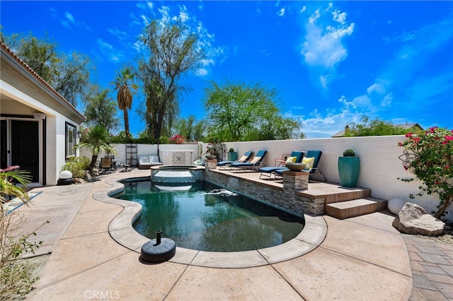 43875 Spiaggia Pl, Indio, CA 92203 - view of swimming pool with a patio area, a fenced backyard, and a pool with connected hot tub