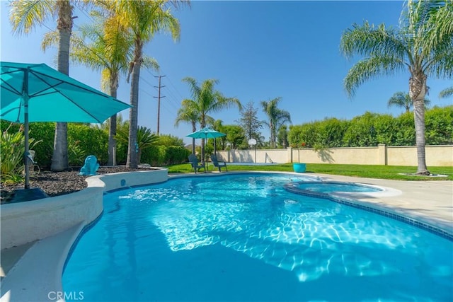 30528 Covecrest Cir, Menifee, CA 92584 - view of pool with a pool with connected hot tub