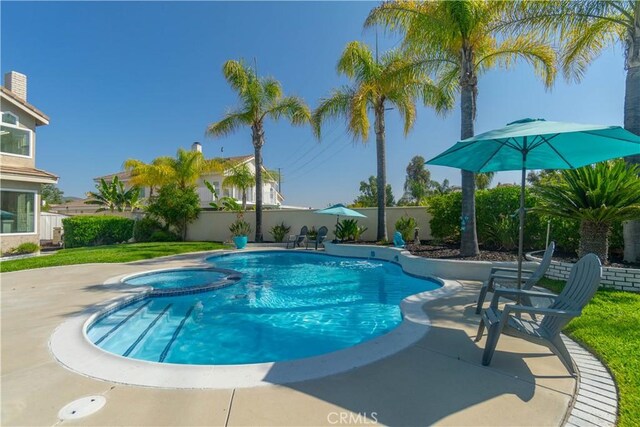 30528 Covecrest Cir, Menifee, CA 92584 - view of pool featuring a fenced backyard, a patio, and a pool with connected hot tub