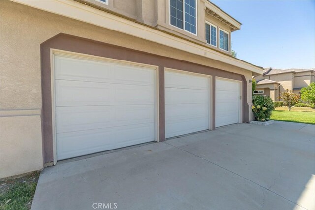 30528 Covecrest Cir, Menifee, CA 92584 - garage with driveway