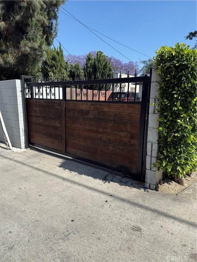 237 E 57th St, Long Beach, CA 90805 - view of gate