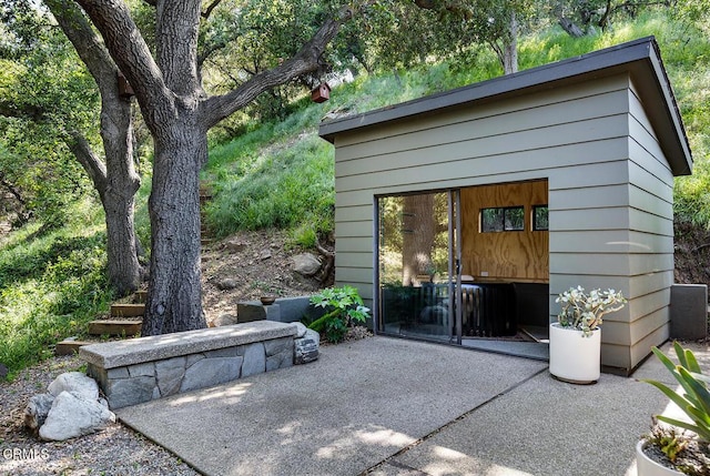 808 Inverness Dr, La Canada Flintridge, CA 91011 - view of patio featuring an outbuilding