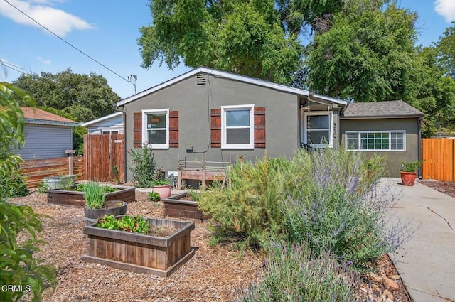 310 N Fulton St, Ojai, CA 93023 - view of front of house with stucco siding and a garden