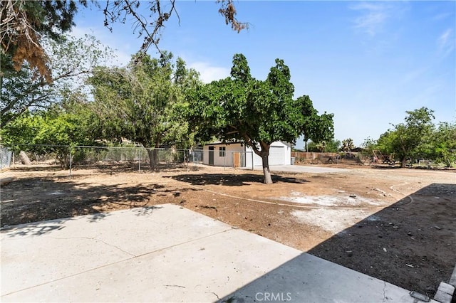 10352 Lincoln Ave, Hesperia, CA 92345 - view of yard featuring a detached garage