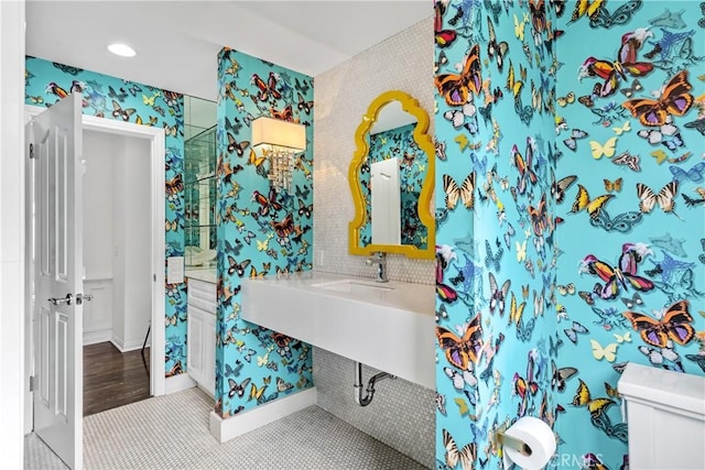 558 24th St, Hermosa Beach, CA 90254 - bathroom featuring wallpapered walls and recessed lighting