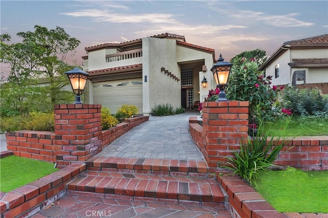 28161 Haria, Mission Viejo, CA 92692 - mediterranean / spanish-style home with stucco siding, a garage, and driveway