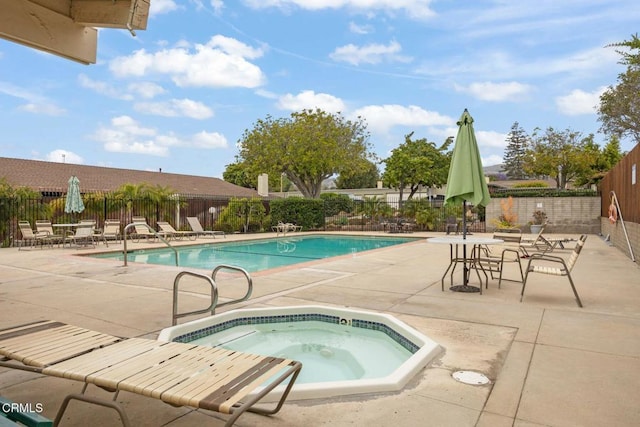 2247 Camilar Dr, Camarillo, CA 93010 - community pool with a community hot tub and a patio
