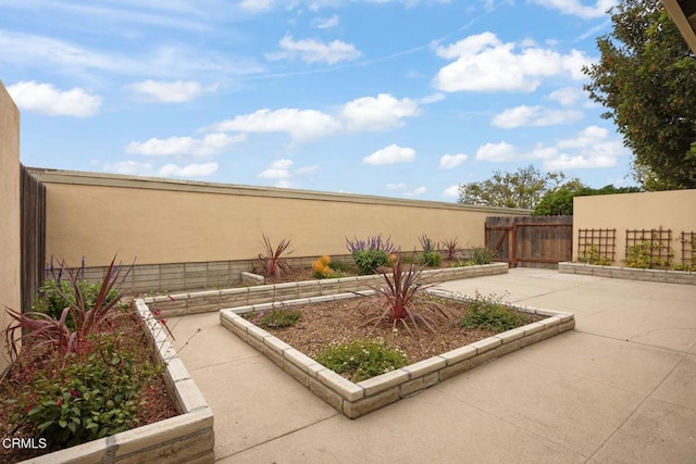 2247 Camilar Dr, Camarillo, CA 93010 - view of yard featuring a patio area