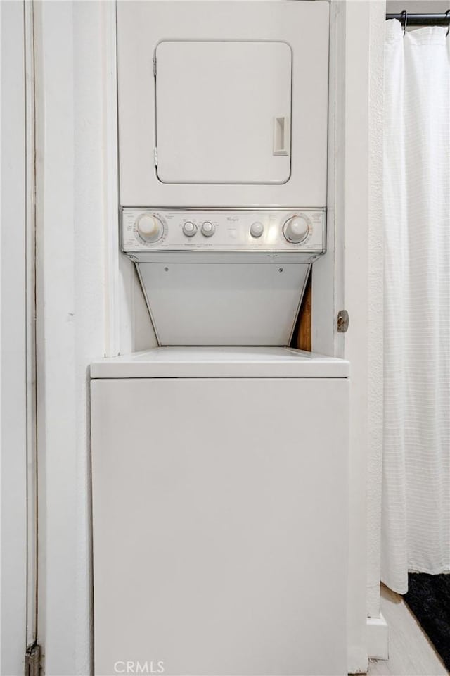 1055 Orizaba Ave Unit 3, Long Beach, CA 90804 - laundry room with stacked washing machine and dryer