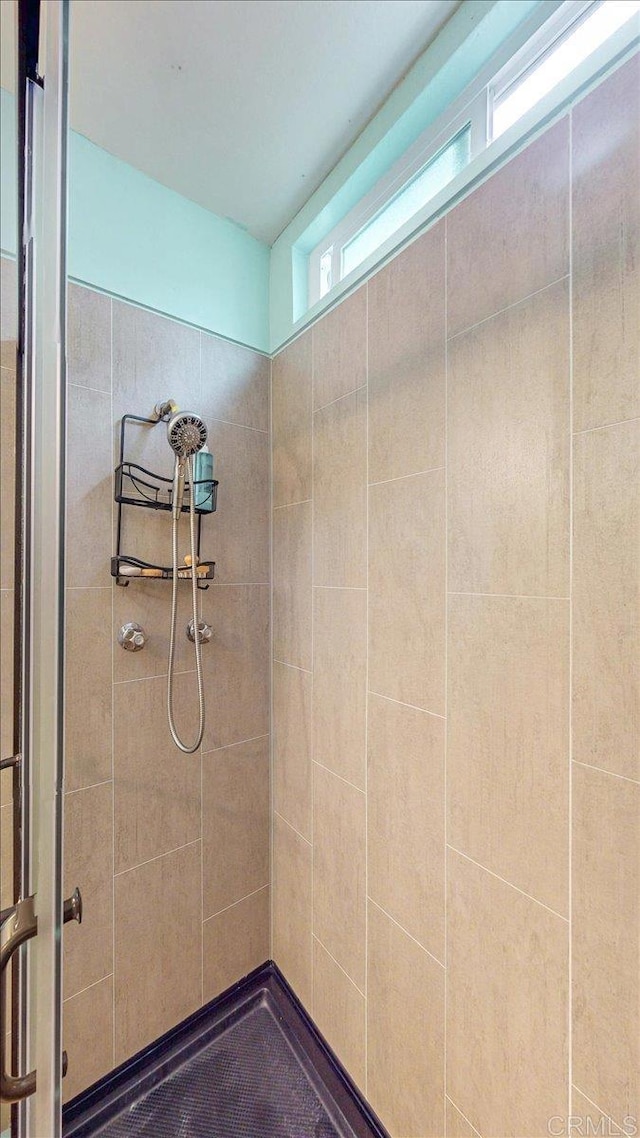 1110 Benjamin Pl, El Cajon, CA 92020 - full bathroom featuring tiled shower