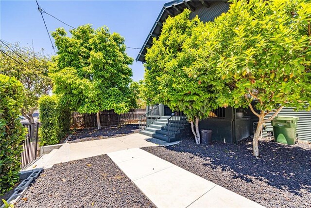 1807 Montana St, Los Angeles, CA 90026 - view of yard