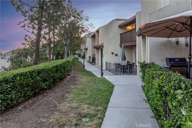 9418 Via Patricia Unit 30, Burbank, CA 91504 - view of property's community featuring a patio