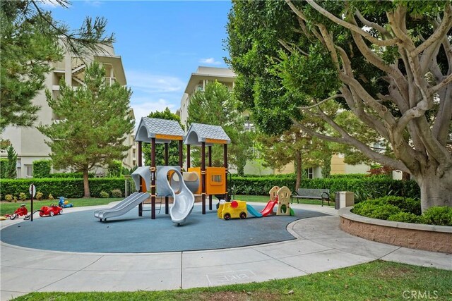 13131 Park Pl Unit 102, Hawthorne, CA 90250 - view of community play area