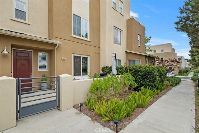 13131 Park Pl Unit 102, Hawthorne, CA 90250 - entrance to property with stucco siding and a gate