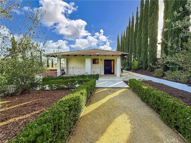 567 Lone Oak Dr, Thousand Oaks, CA 91362 - view of front of property featuring stucco siding and a tile roof