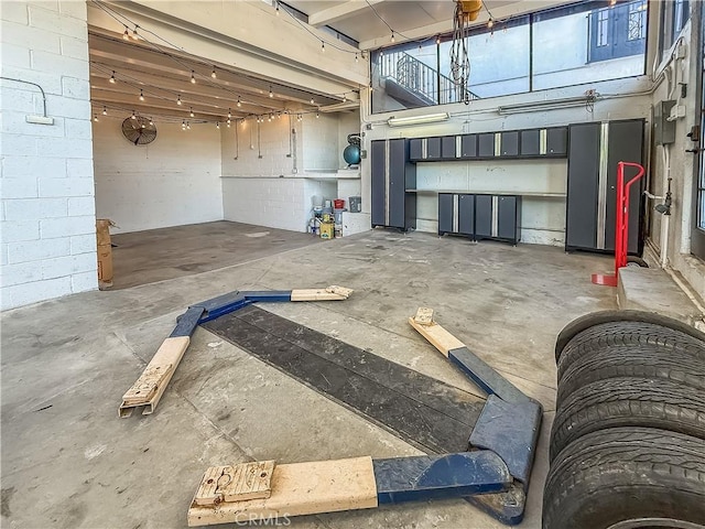 567 Lone Oak Dr, Thousand Oaks, CA 91362 - view of garage