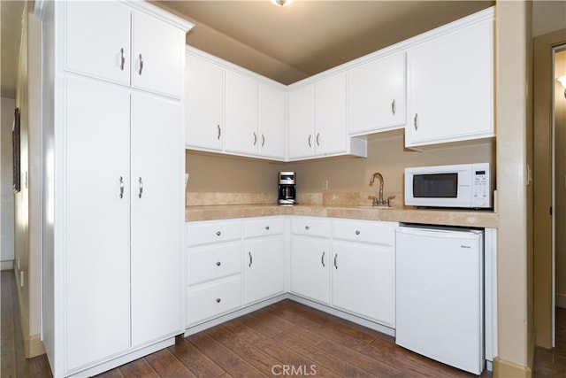 9942 Sunfish Cir, Paso Robles, CA 93446 - kitchen featuring dishwashing machine, white microwave, light countertops, and dark wood-style flooring