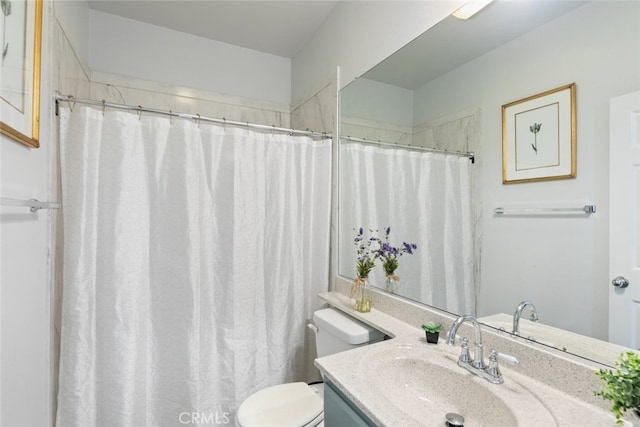 3720 Gunnison Cir, Corona, CA 92881 - full bath with vanity and a shower with curtain