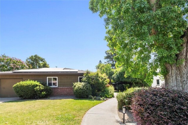 8 Barton Pkwy, Oakdale, CA 95361 - view of green lawn with a garage