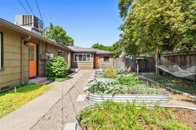 8 Barton Pkwy, Oakdale, CA 95361 - view of yard with a garden