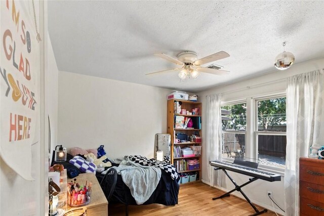 8 Barton Pkwy, Oakdale, CA 95361 - bedroom with light wood-style flooring, a textured ceiling, and ceiling fan