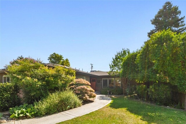 8 Barton Pkwy, Oakdale, CA 95361 - view of front of property with a front yard