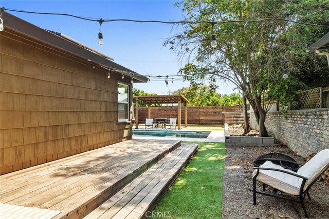 8 Barton Pkwy, Oakdale, CA 95361 - fenced backyard with a wooden deck