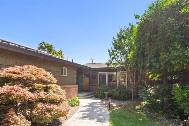 8 Barton Pkwy, Oakdale, CA 95361 - view of front of house with brick siding