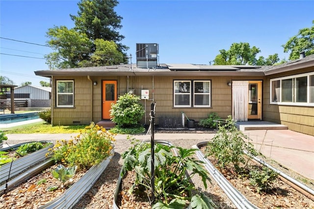 8 Barton Pkwy, Oakdale, CA 95361 - view of front of house featuring a garden and roof mounted solar panels