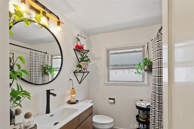8 Barton Pkwy, Oakdale, CA 95361 - full bathroom featuring vanity and curtained shower