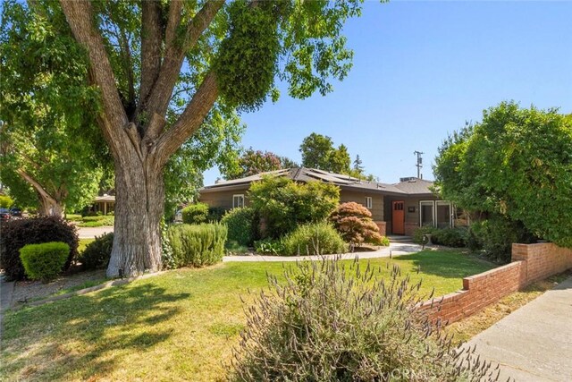 8 Barton Pkwy, Oakdale, CA 95361 - view of front of house with a front yard
